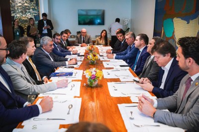 Kayo Amado visita presidente da Câmara dos Deputados e convida parlamentar para debate sobre subfinanciamento dos municípios