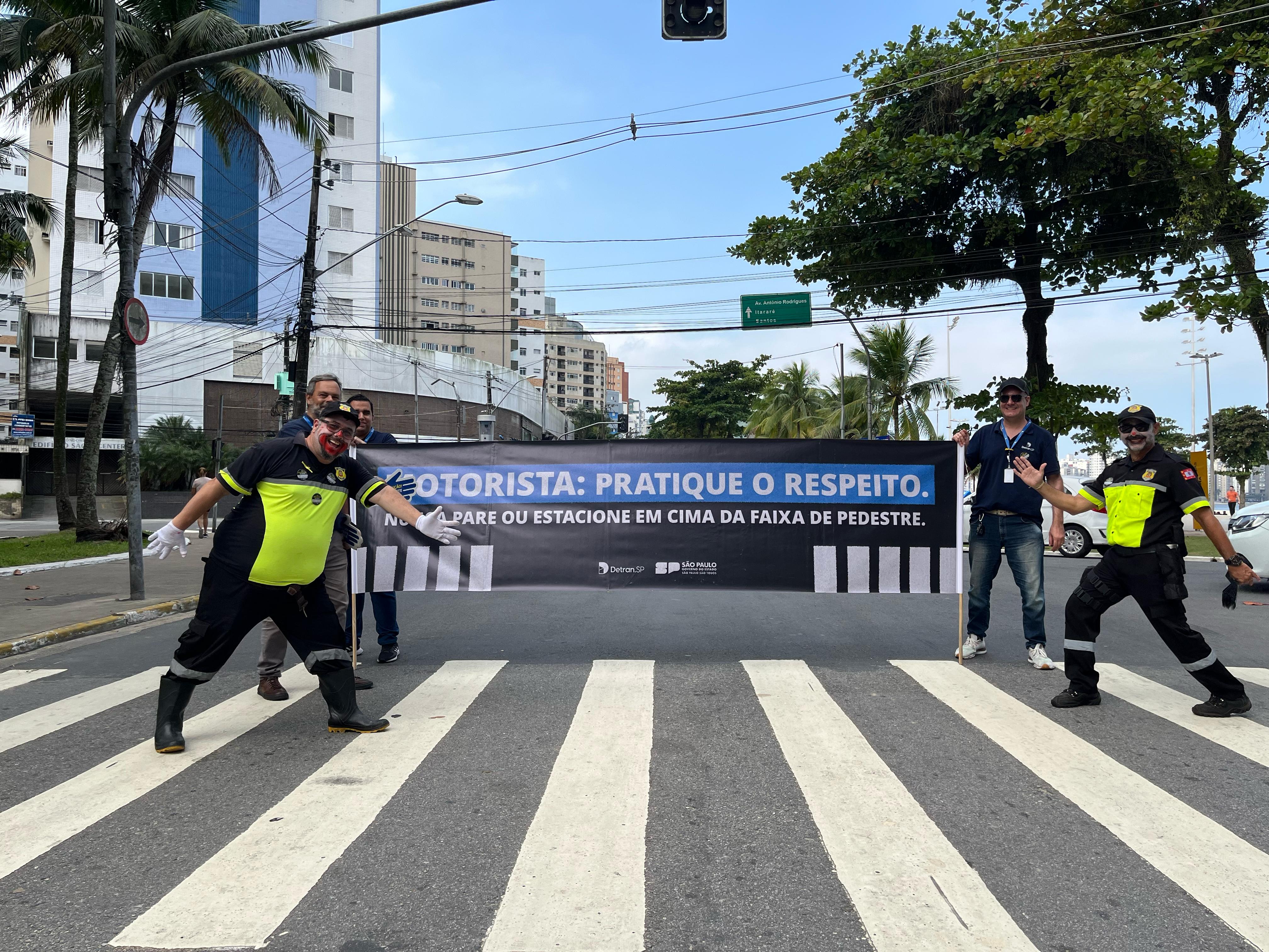 Maio Amarelo, Nariz Vermelho: “Palhacitos do Trânsito” levam conscientização com bom humor à Praça 22 de Janeiro
