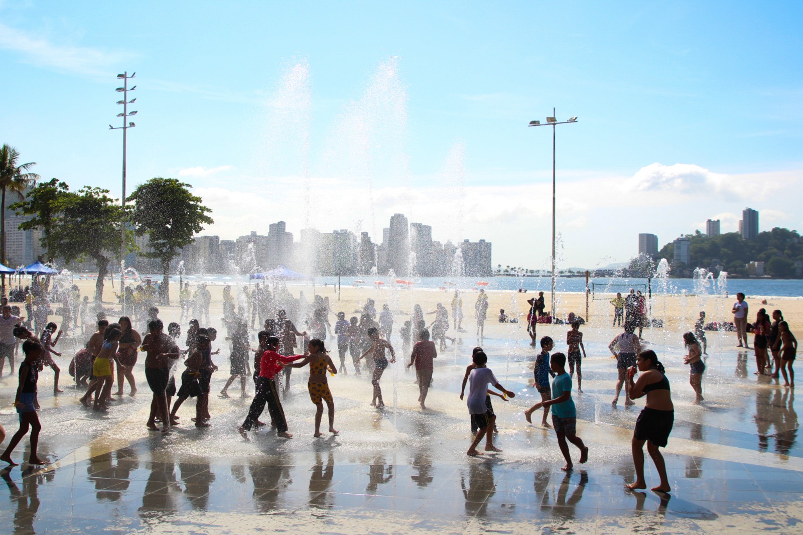 Mais de 200 alunos da rede municipal têm dia especial com atividades recreativas na Fonte das Crianças