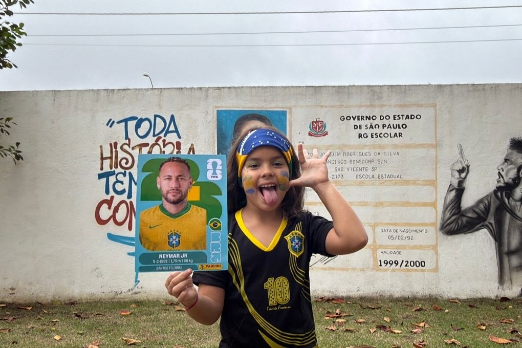 Mais de 500 crianças de São Vicente celebram convocação de Neymar na escola onde ele estudou