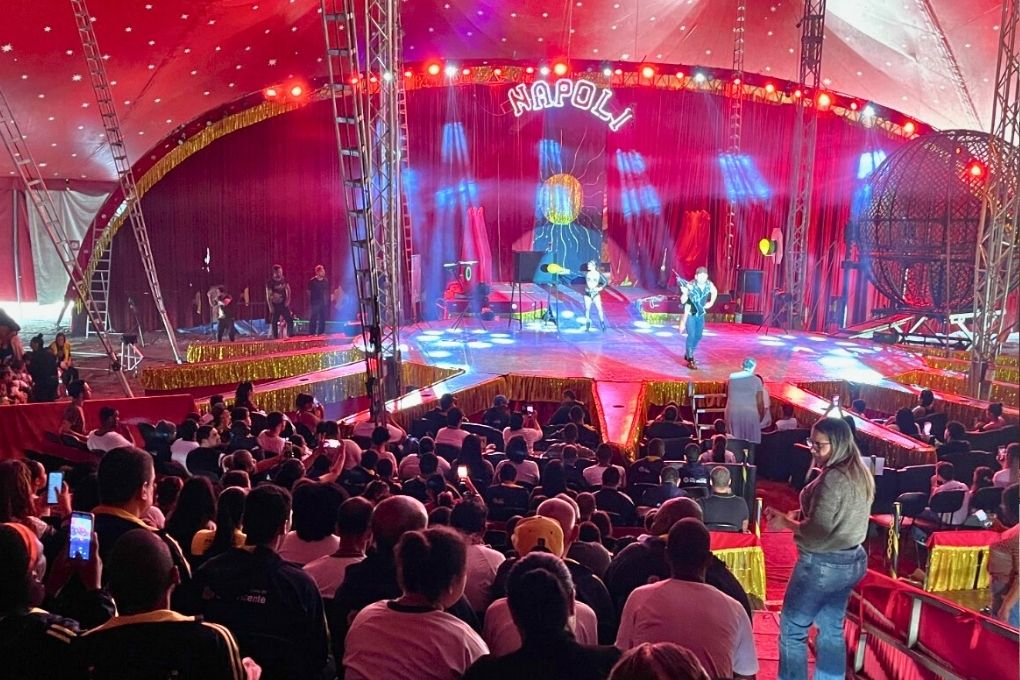 Mais de 700 crianças vivem tarde mágica no Circo di Napoli