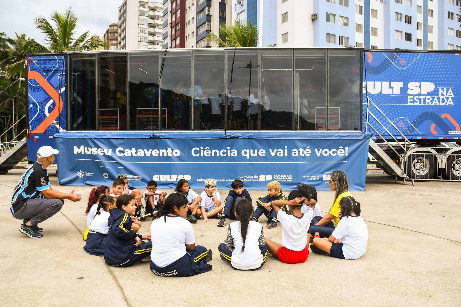 Mais de quinhentos alunos de São Vicente visitam carreta do Museu Catavento
