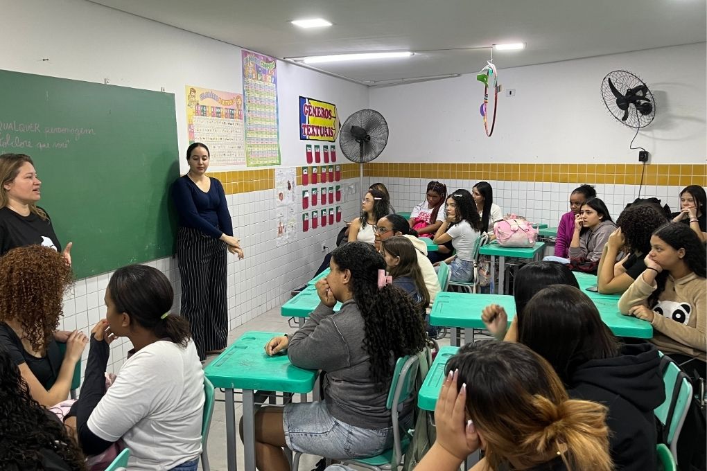 Maria Vai à Escola: projeto leva conscientização sobre o combate da violência de gênero para alunas da rede municipal de São Vicente