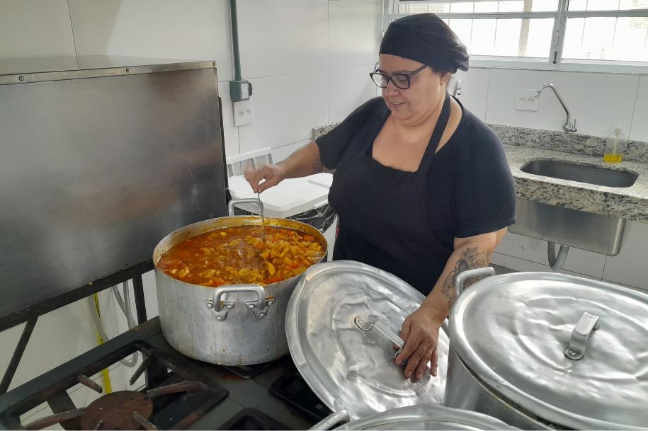 Merendeira da UE Pastor Joaquim tem amor como 'ingrediente secreto' para alimentar alunos