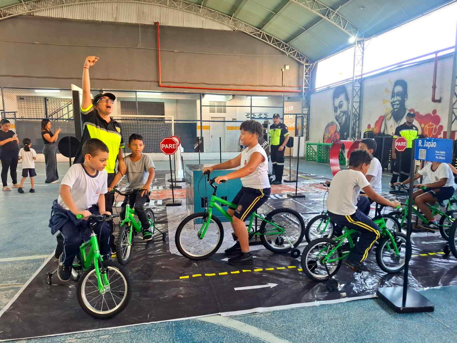 Minicidade e aprendizado na prática marcam início do Maio Amarelo em São Vicente