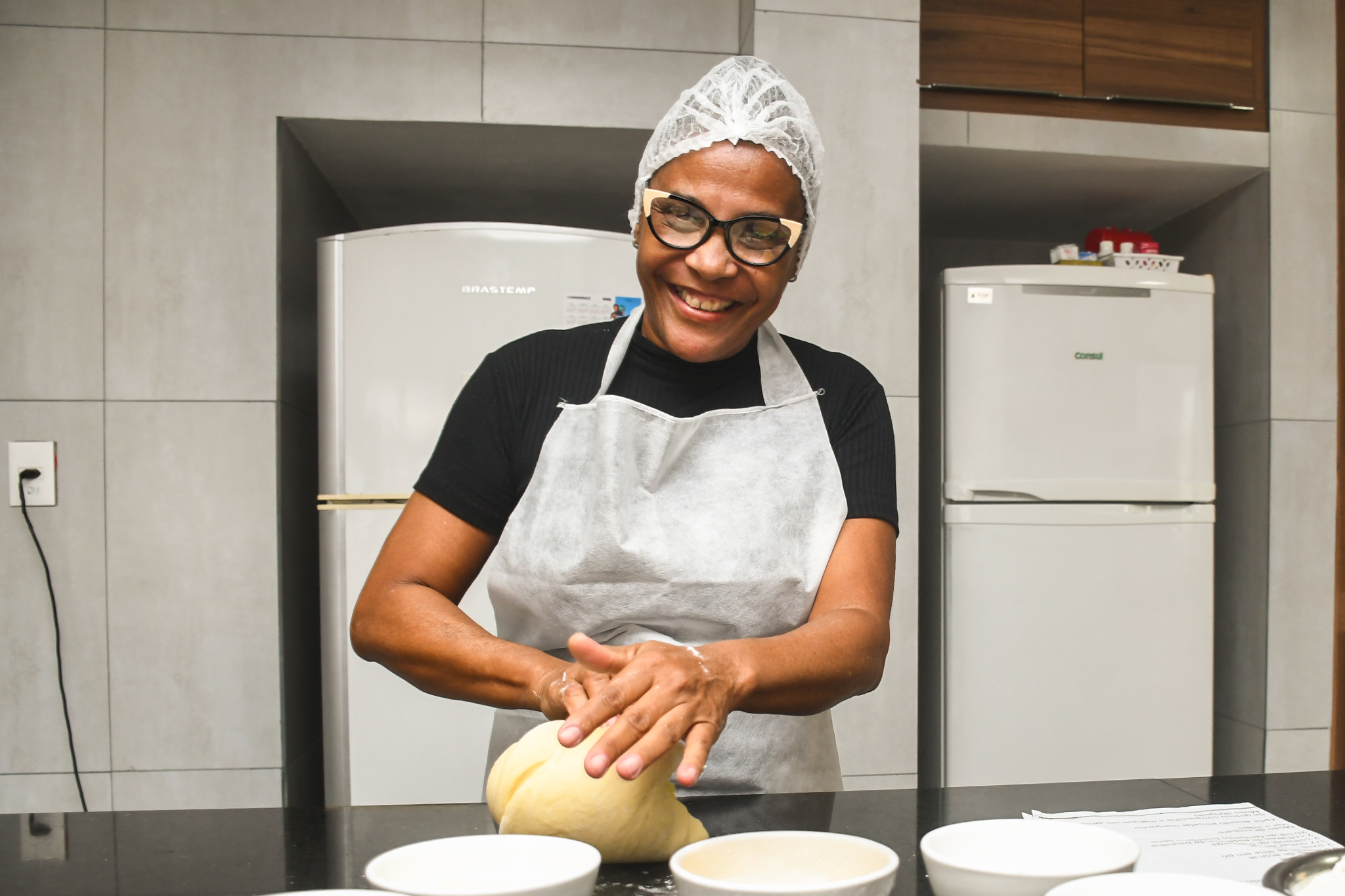 Moradora de São Vicente transforma paixão em renda após curso de Panificação do Fundo Social