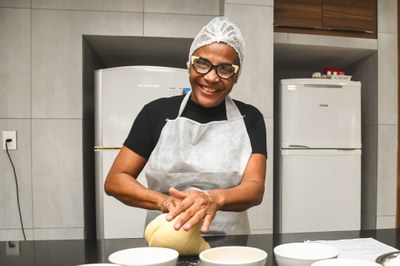 Moradora de São Vicente transforma paixão em renda após curso de Panificação do Fundo Social