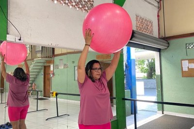 Munícipe de São Vicente encontra em aula de alongamento força e acolhimento para superar câncer de mama