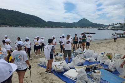 Mutirão remove mais de 480 kg de resíduos em praia da Rua Japão