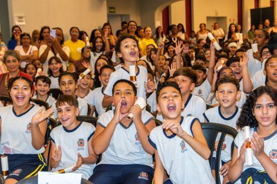 Na primeira formatura de 5º ano da história de São Vicente, mães vislumbram futuro dos filhos em 2032