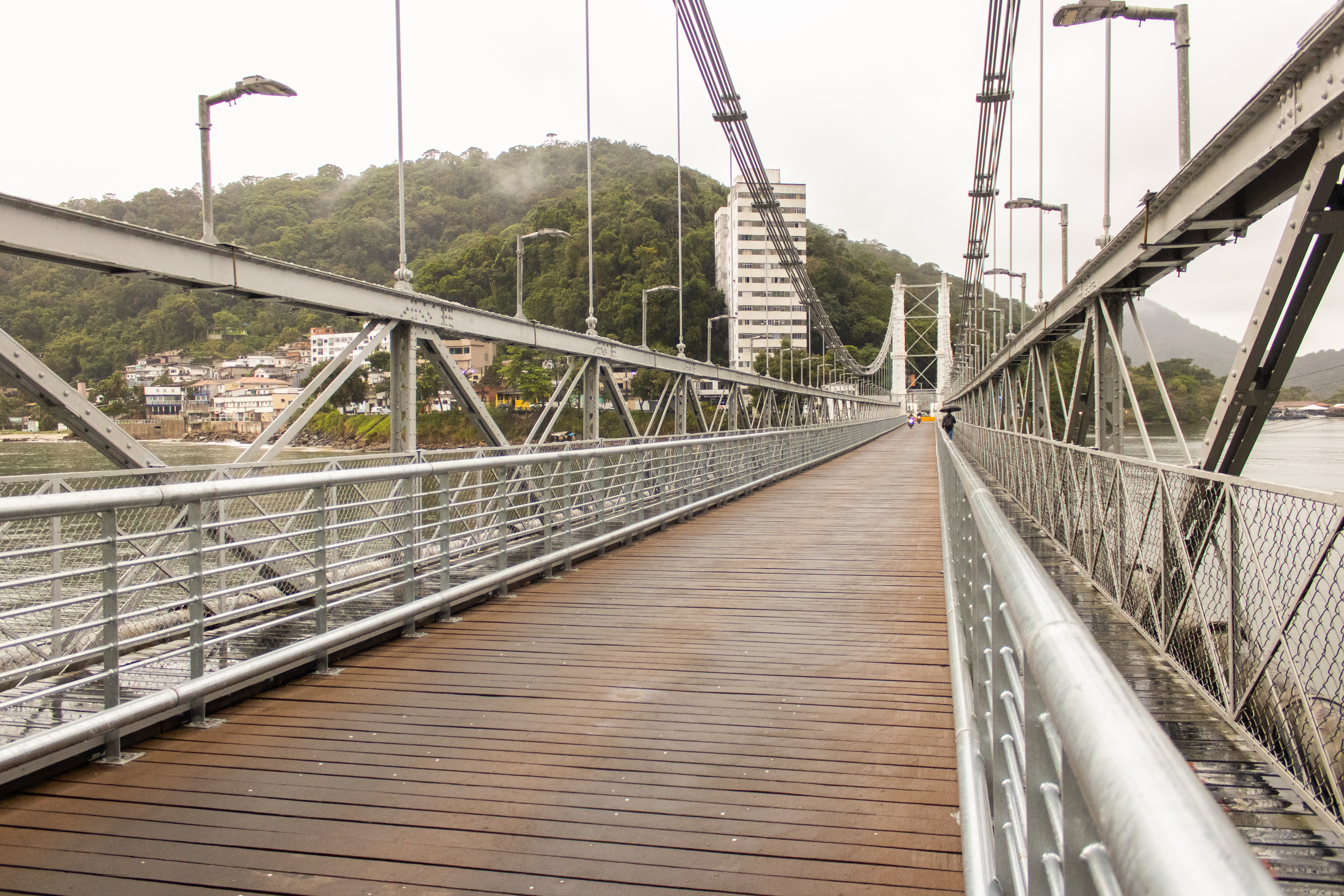Obras da ciclovia da Av Tupiniquins avançam, e tráfego da Ponte Pênsil terá mudanças na próxima semana