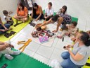 Oficina de confecção de bonecas valoriza diversidade e aproxima famílias em escola integral