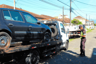 Operação Lata Velha inicia remoção de veículos abandonados em São Vicente