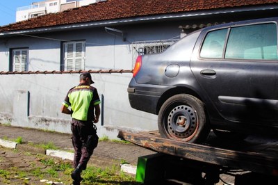 Operação Lata Velha remove 30 veículos abandonados em uma semana em São Vicente