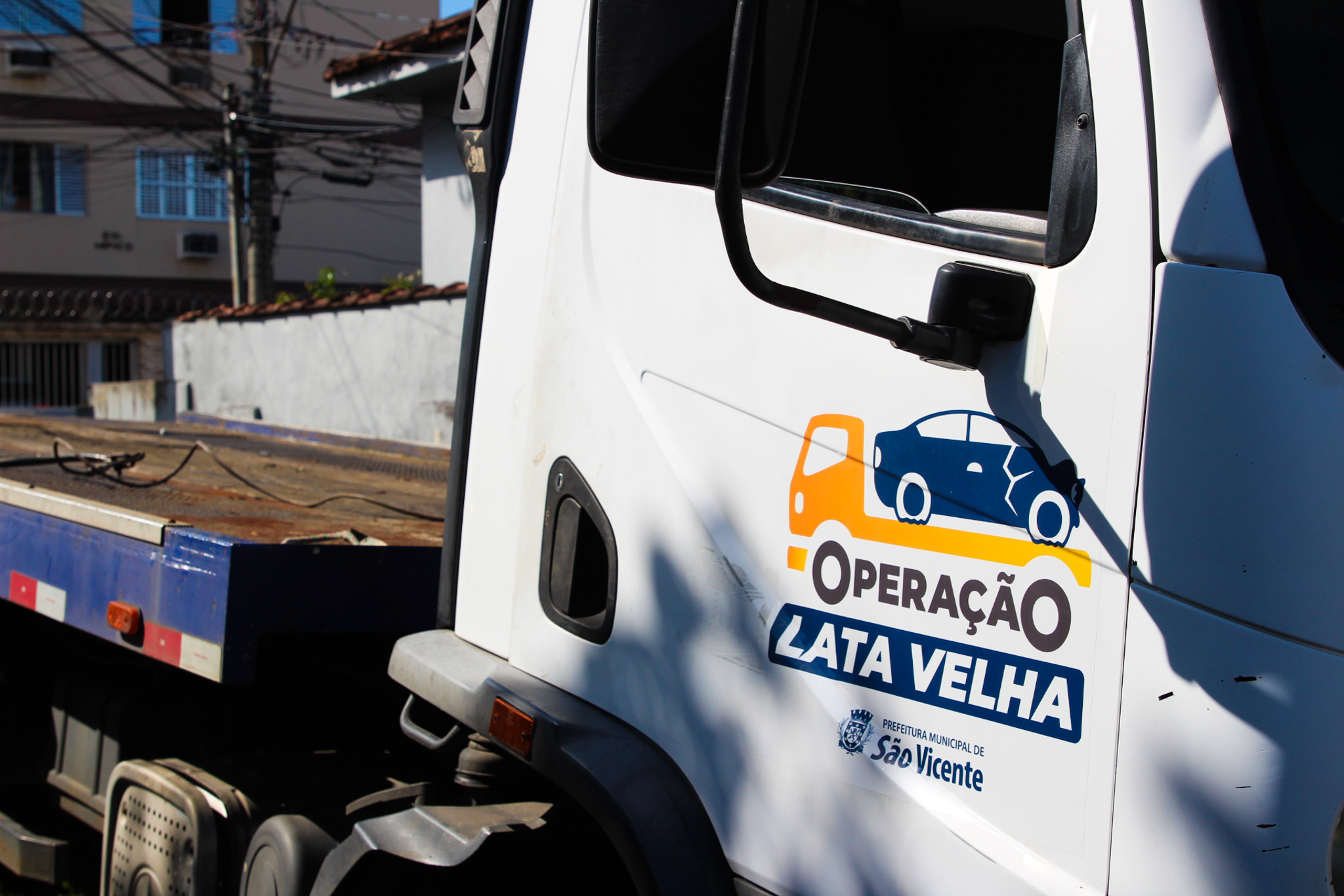 Operação Lata Velha remove mais de 100 veículos abandonados em dois meses em São Vicente