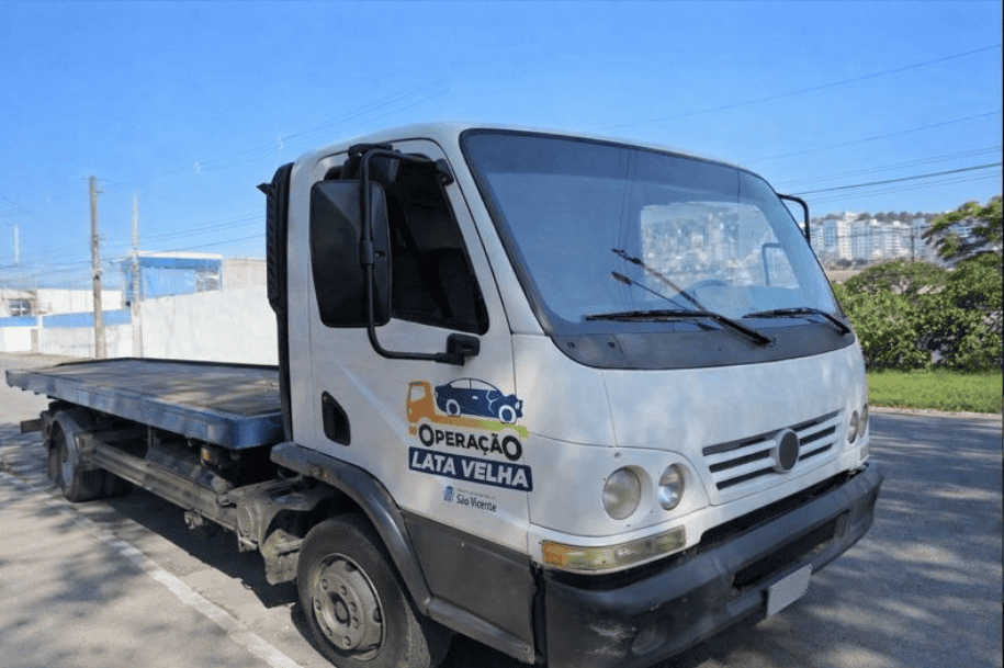 Operação Lata Velha remove veículos abandonados em São Vicente