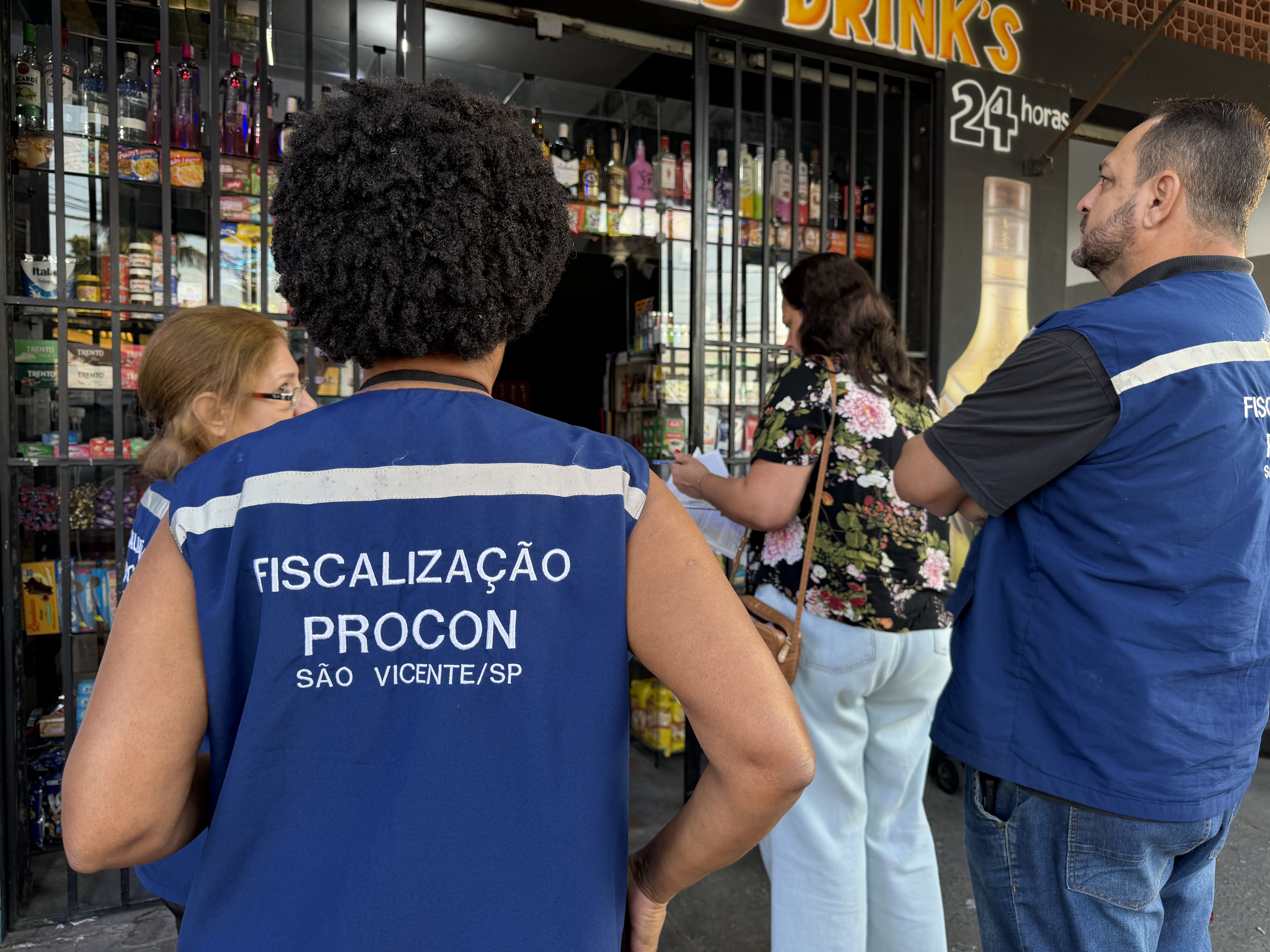 Operação Metanol apreende bebidas irregulares durante fiscalização em São Vicente