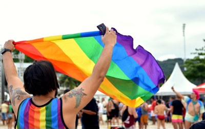 Orgulho à beira-mar: Parada LGBTQIA+ movimenta São Vicente neste domingo (16)