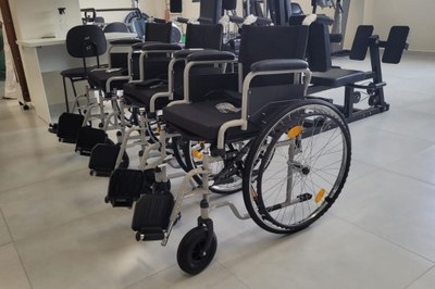 Pacientes de São Vicente recebem novos equipamentos para locomoção