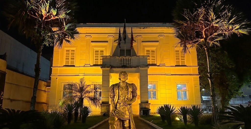 Paço Municipal é iluminado de amarelo e reforça ações do Maio Amarelo em São Vicente