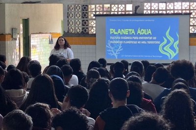 Palestra aborda preservação oceânica em escola da rede municipal
