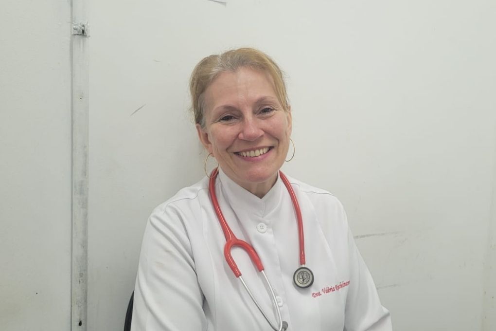 Pediatra celebra aposentadoria com legado de amor e inspiração em São Vicente