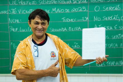 Pedreiro coloca ‘mão na massa’ e aprende a ler aos 65 anos na EJA de São Vicente