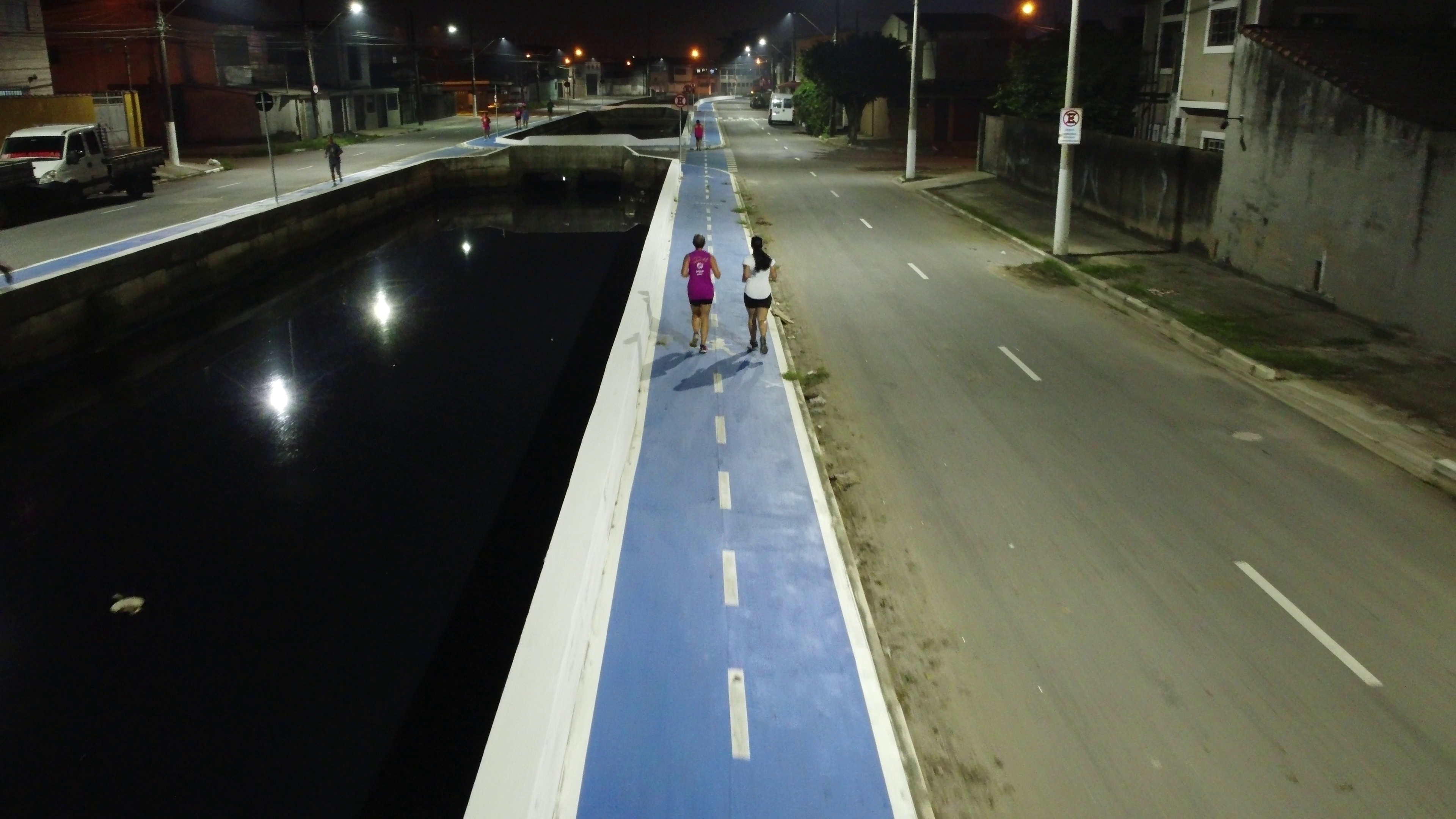 Pista de caminhada da Avenida Eduardo Souto incentiva atividade física e é sucesso entre moradores