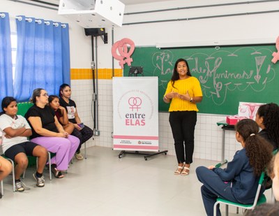 Pobreza Menstrual é tema de roda de conversa em escola de São Vicente