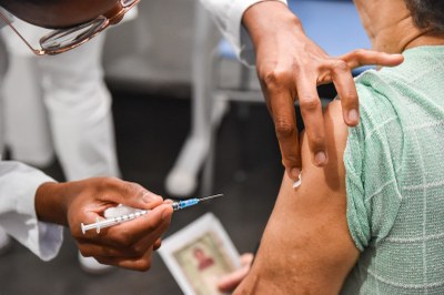 Posto do Brisamar Shopping aplica mais de 400 doses de vacinas no feriado prolongado