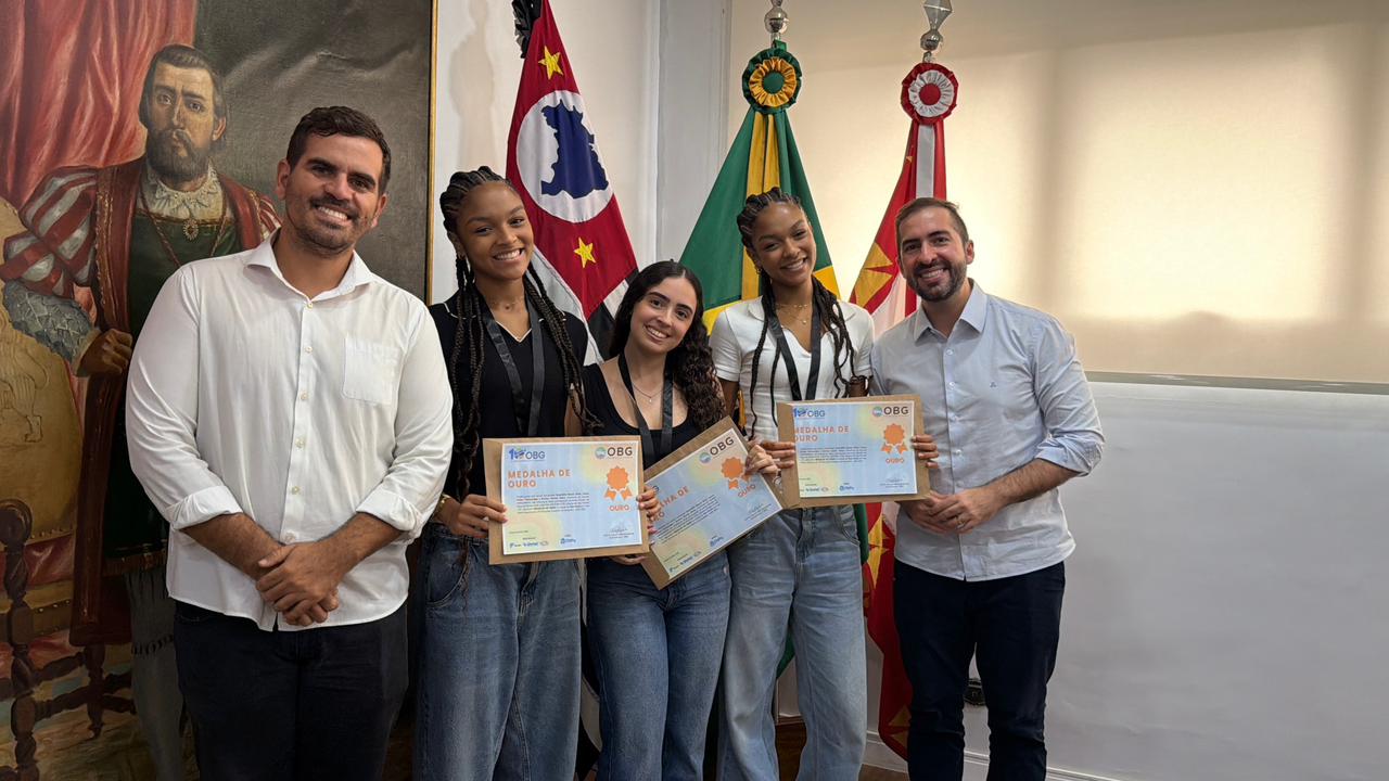 Prefeito Kayo Amado recebe alunas que conquistaram ouro inédito na Olimpíada Brasileira de Geografia