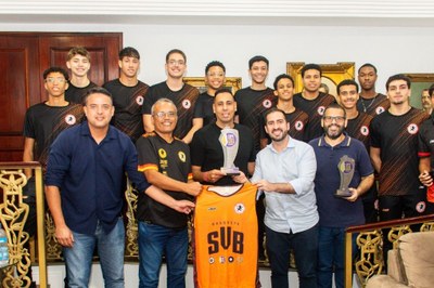 Prefeito recepciona time de basquete vicentino campeão sul-americano