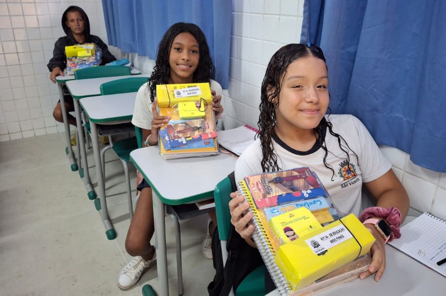 Prefeitura de São Vicente entrega kits de material escolar para mais de 38 mil alunos da rede municipal