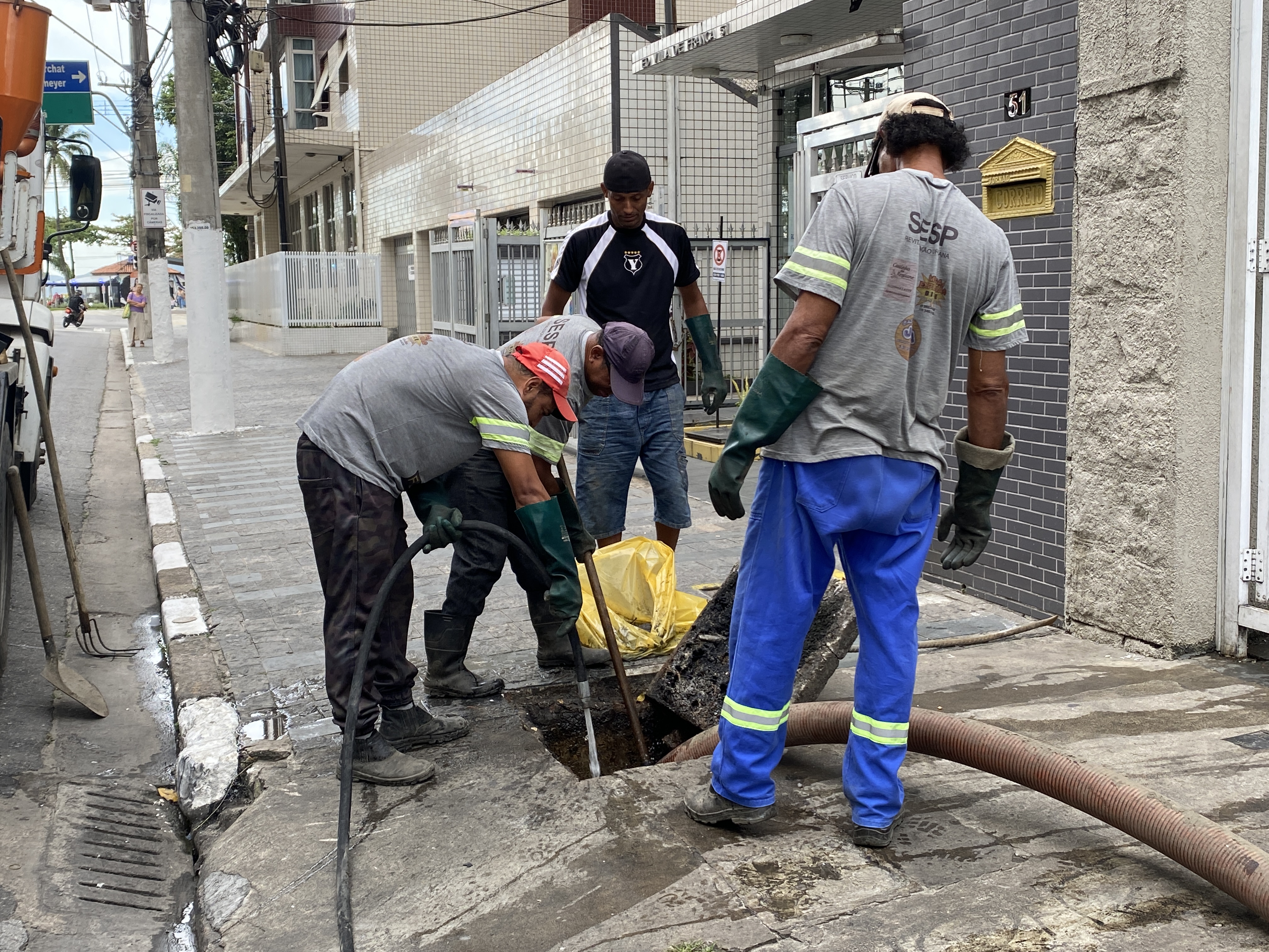 Prefeitura de São Vicente implanta teste de fumaça para identificar irregularidades na rede de esgoto