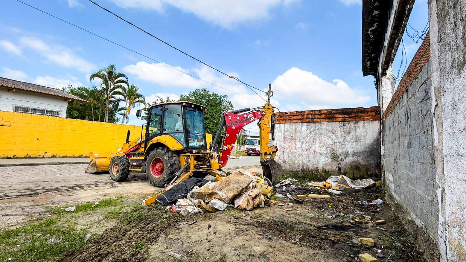 Prefeitura realiza limpeza e retirada de entulhos no Parque São Vicente
