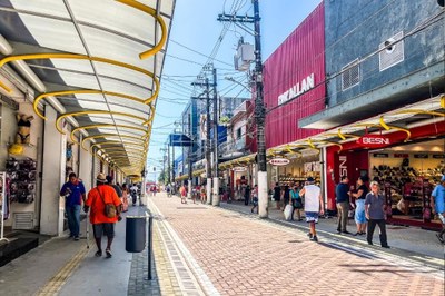 Presentes, carinho e movimento nas lojas aquecem comércio em São Vicente para Dia dos Pais