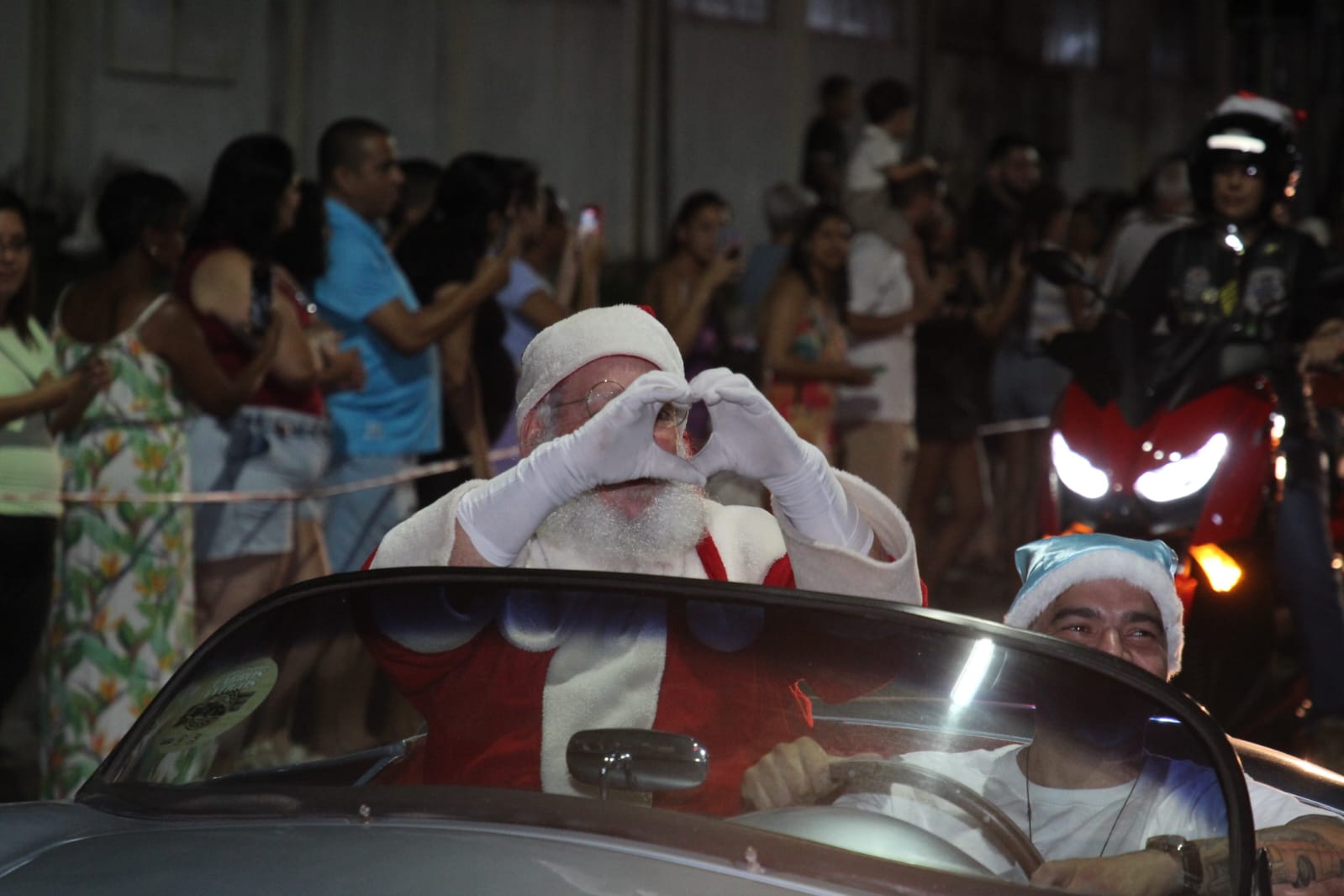 Primeira Parada de Natal leva magia da melhor época do ano a São Vicente