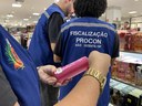 Procon realiza fiscalização no comércio de São Vicente em alusão ao Dia do Consumidor