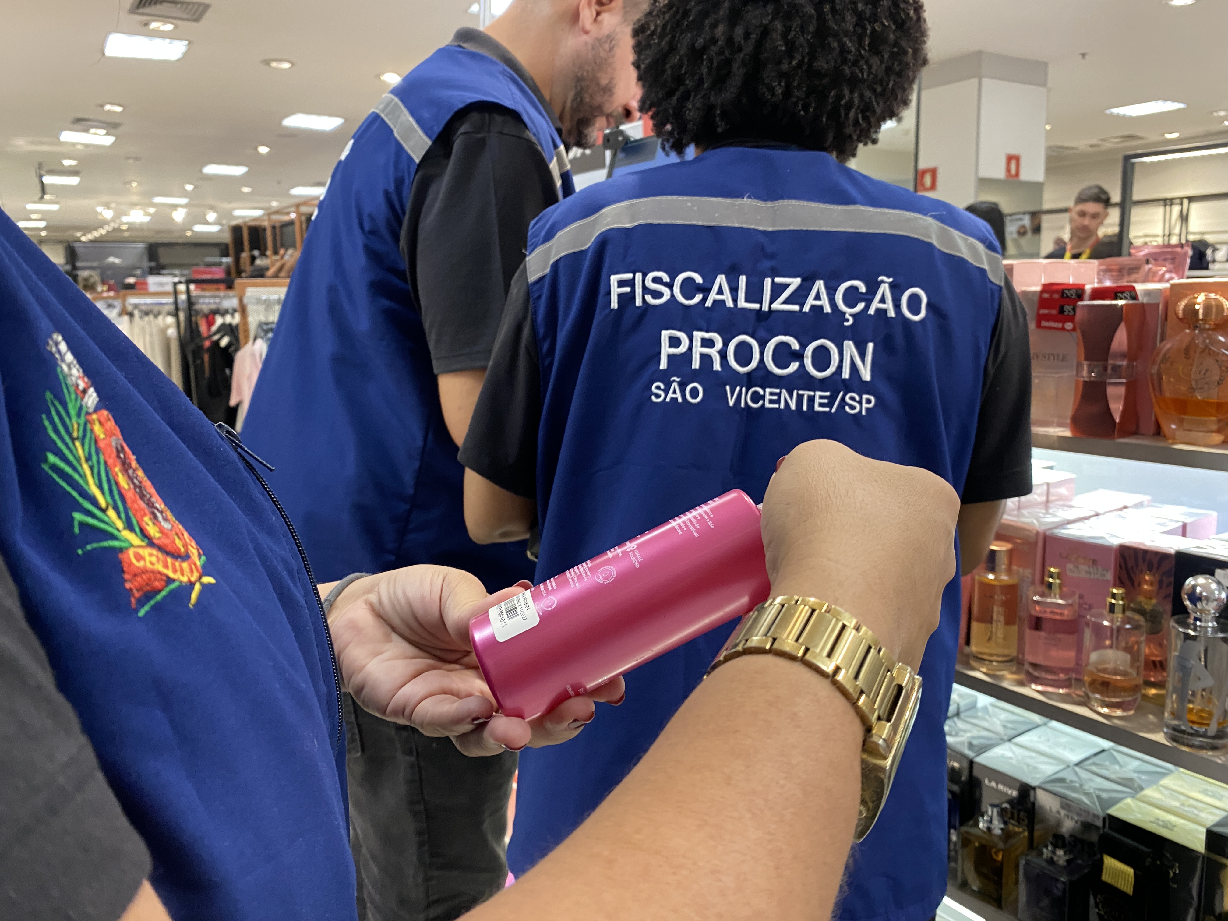 Procon realiza fiscalização no comércio de São Vicente em alusão ao Dia do Consumidor