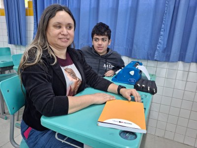Professora deficiente visual inspira gerações com dedicação e perseverança