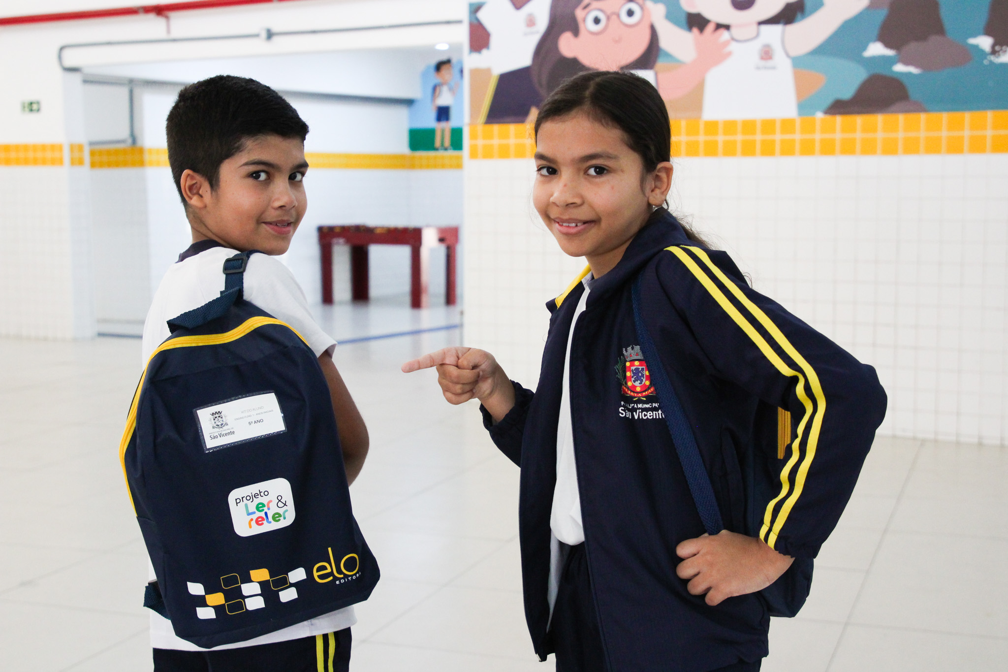 Projeto ‘Ler e Reler’ distribui mochilas com livros paradidáticos a alunos da rede municipal de São Vicente