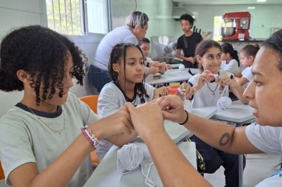 Projeto “Crochetando” transforma resíduos têxteis em aprendizado e sustentabilidade na AMEI Vera Lúcia Machado Massis