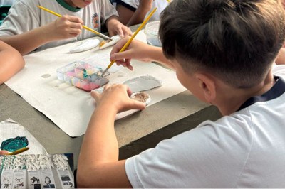 Projeto “Oceano Vivo” leva conscientização ambiental e oficina de fósseis em escola da Vila Mateo Bei