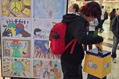 Público é convidado a votar nos desenhos do Concurso Cartaz da Paz em exposição na Subprefeitura