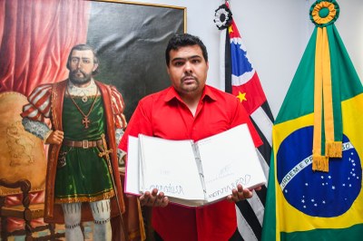 Quando a caneta distingue o olhar: as mil artes de Leo Dantas