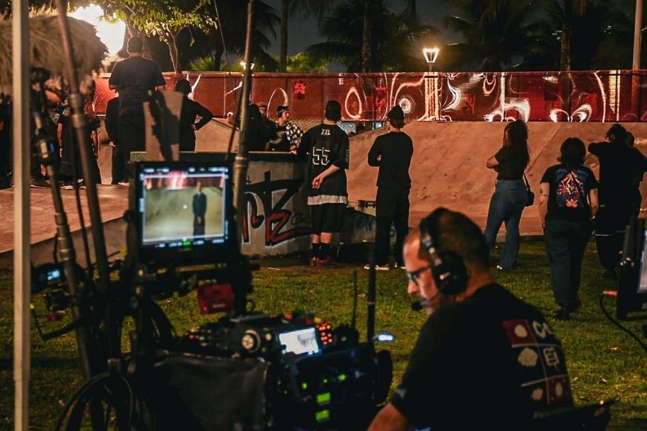 Quando a música vira herança: set do filme sobre Chorão reúne famílias em São Vicente