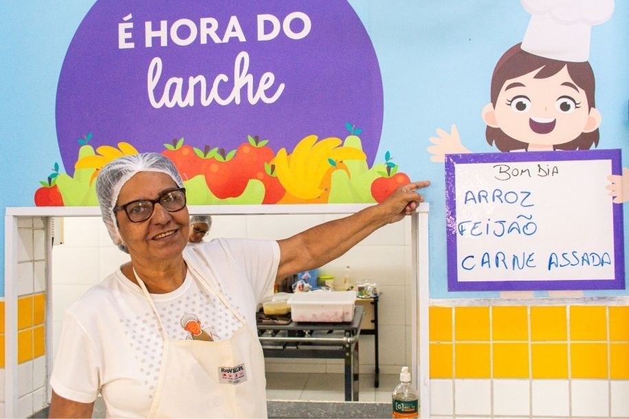 Quando o almoço também é afeto: merendeira vicentina é símbolo de amor e dedicação para alunos