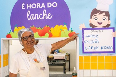 Quando o almoço também é afeto: merendeira vicentina é símbolo de amor e dedicação para alunos