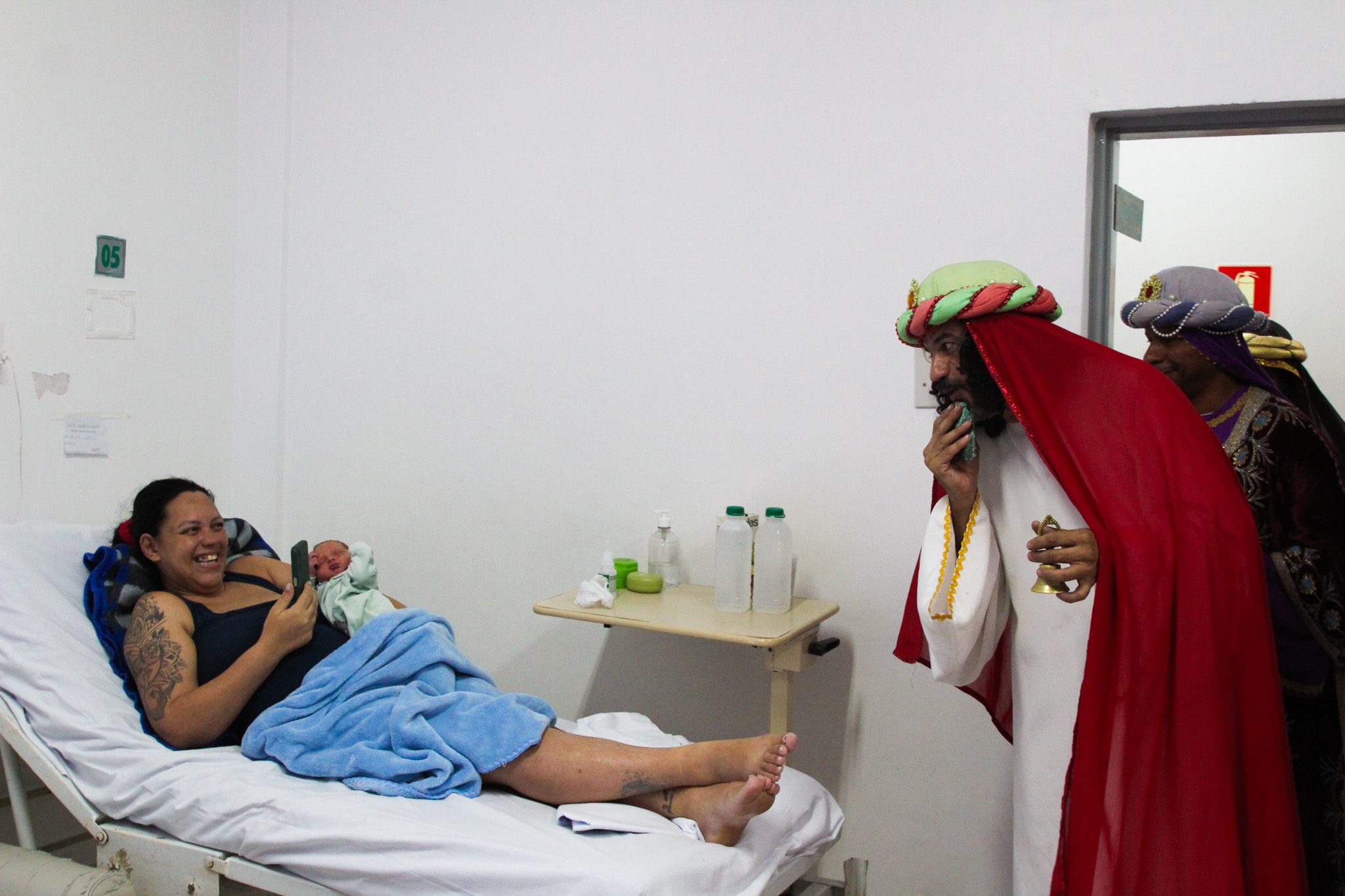 Reis Magos visitam Maternidade Municipal em ação especial do Dia de Reis