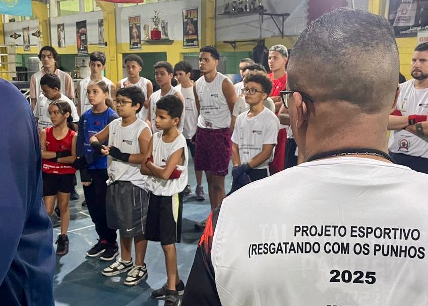 Resgatando com os Punhos: Simulação de luta envolve alunos de projeto em São Vicente
